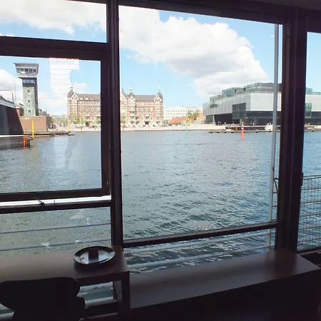 Cph Living Úszó hotel 3*