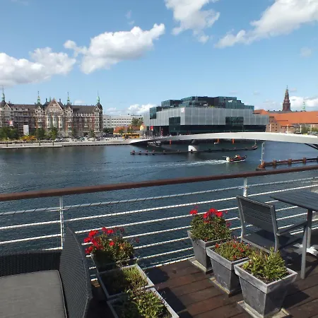 Úszó hotel Cph Living 3*