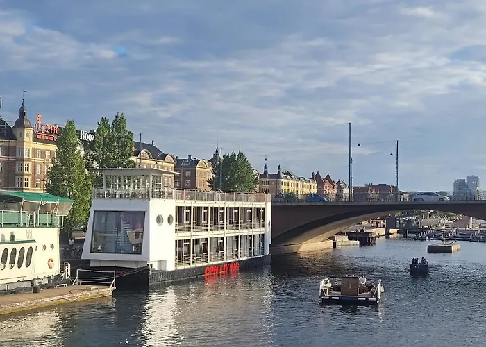 Cph Living Úszó hotel 3*