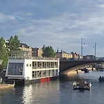 Cph Living Úszó hotel 3*